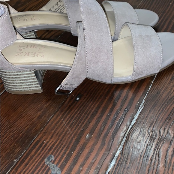 ‼️SOLD‼️Heels - 6M - Picture 2 of 7